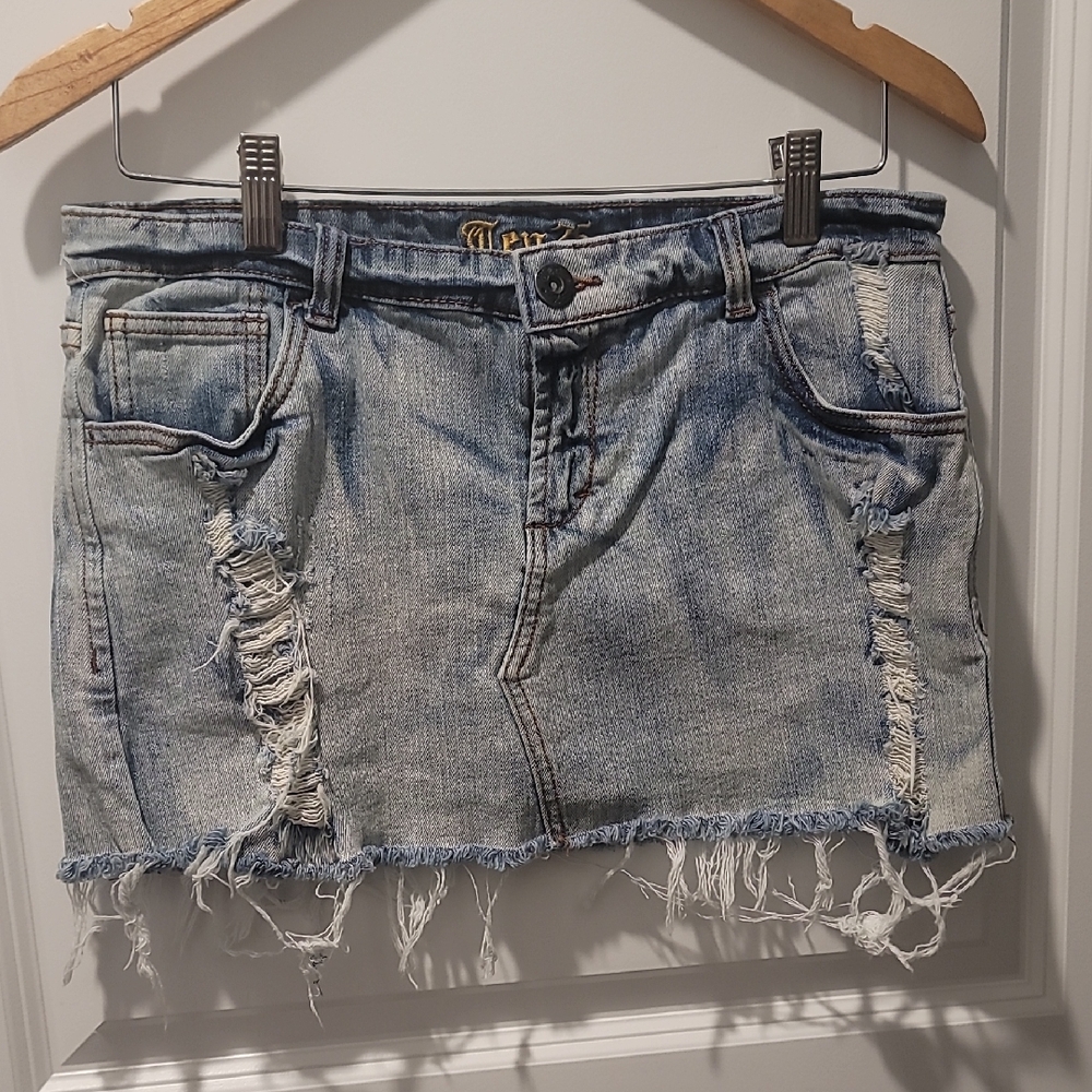 Stylish Frayed Hem Denim Mini Skirt